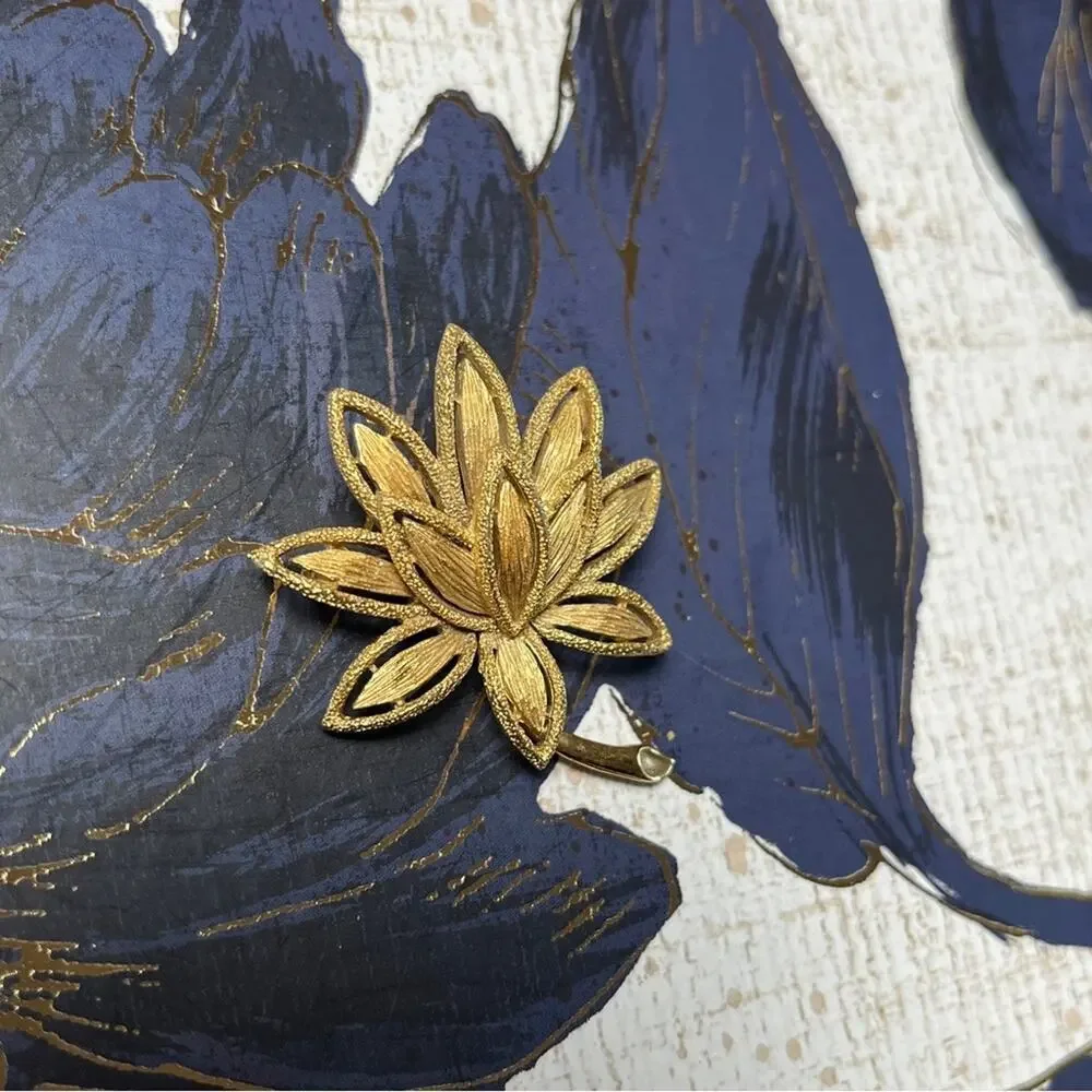 Vintage 70s 1970s Large Oversized Gold Tone Lotus Flower Floral Brooch Pin D1